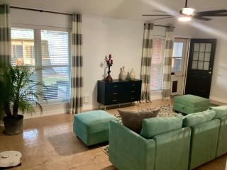 Maple House w-Private Jacuzzi Near IAH - 9