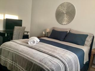 Maple House w-Private Jacuzzi Near IAH - 5