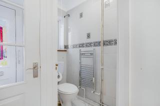 5-Bed House with Garden Near Warner Bros Studios - 3