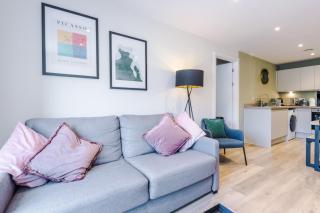 High End 2BR 2BA Parking City Access - 9
