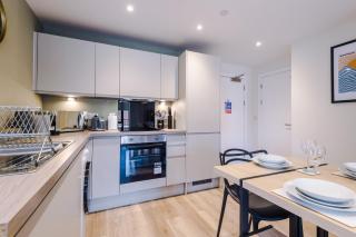 High End 2BR 2BA Parking City Access - 8