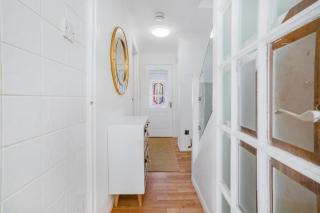 5-Bed House with Garden Near Warner Bros Studios - 2