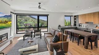 Modern 2 Bedroom Ski In&Out Condo 02 - 0