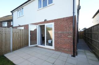 10 Min Drive to Airport - Free Parking - 15 min Bus ride - EV Charge available - 9