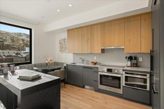 Modern 2 Bedroom Ski In&Out Condo 05 - 1