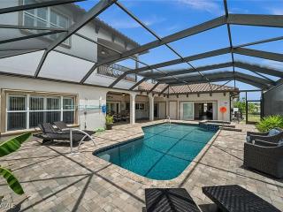 Waterfront Luxury Getaway with Pool, Spa & Game Room - Villa Miramar Retreat - Roelens - 8