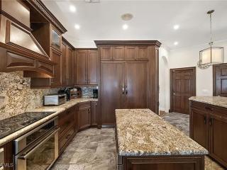 Waterfront Luxury Getaway with Pool, Spa & Game Room - Villa Miramar Retreat - Roelens - 7