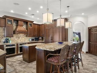 Waterfront Luxury Getaway with Pool, Spa & Game Room - Villa Miramar Retreat - Roelens - 6