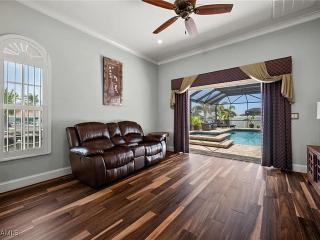 Waterfront Luxury Getaway with Pool, Spa & Game Room - Villa Miramar Retreat - Roelens - 3