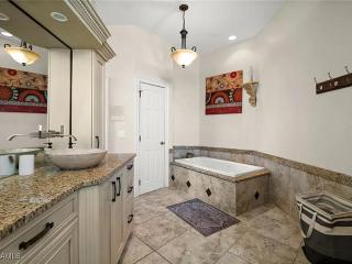 Waterfront Luxury Getaway with Pool, Spa & Game Room - Villa Miramar Retreat - Roelens - 2