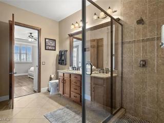Waterfront Luxury Getaway with Pool, Spa & Game Room - Villa Miramar Retreat - Roelens - 1