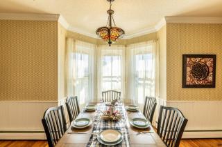 Charming Farmhouse w King Bed Hot Tub & EV Charger - 1