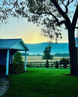 Charming Farmhouse w King Bed Hot Tub & EV Charger - 9