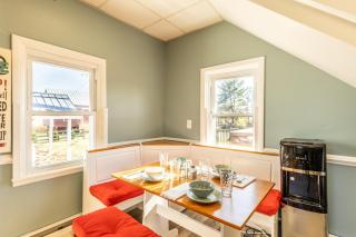 Charming Farmhouse w King Bed Hot Tub & EV Charger - 7