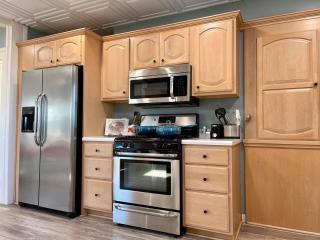 Charming Farmhouse w King Bed Hot Tub & EV Charger - 6