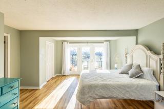 Charming Farmhouse w King Bed Hot Tub & EV Charger - 4