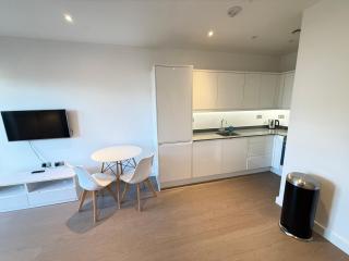 Modern St Albans City Station Apartment, Business, Contractors Short Term Let - 7