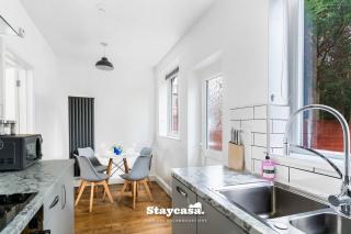 Spacious 2br Home W Garden 2-min Walk To Town - 8