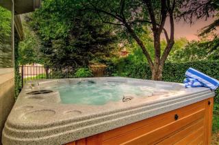 Chateau Woodlands in Salt Lake with Guesthouse and Hot Tub - 9