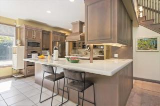 Chateau Woodlands in Salt Lake with Guesthouse and Hot Tub - 1