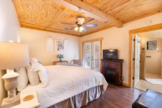 Mystic Hill Suites - 9