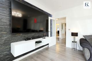 Modern Luxury Retreat In Swansea - Sleeps 10 - Free Parking - By EKLIVING - 9