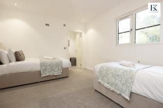 Modern Luxury Retreat In Swansea - Sleeps 10 - Free Parking - By EKLIVING - 2