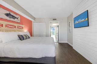 Coral Surf by StayMareni - Oceanfront King Suite - 7