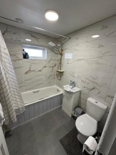 HP Wizards Corner Spacious 4 bed near Watford Junction - 2