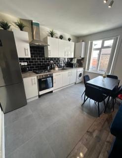 HP Wizards Corner Spacious 4 bed near Watford Junction - 6