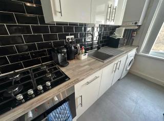 HP Wizards Corner Spacious 4 bed near Watford Junction - 8