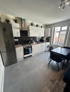 HP Wizards Corner Spacious 4 bed near Watford Junction - 9