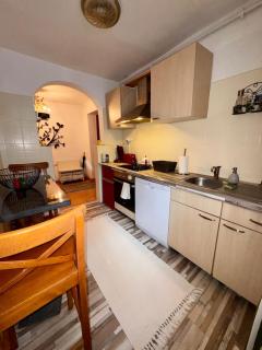 Jonzy's Lil' House - 6