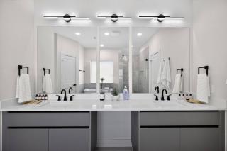 Luxury Home: Mins to NRG, Hobby Airport & Midtown - 9