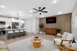 Luxury Home: Mins to NRG, Hobby Airport & Midtown - 6