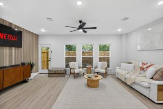 Luxury Home: Mins to NRG, Hobby Airport & Midtown - 4