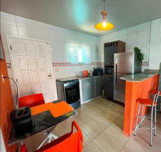 Casa a 50 metros da praia com piscina, churrasqueira e ar condicionado - 2