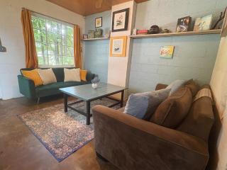 Apt on flower farm, Convenient & pet friendly - 0