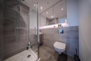 Luxuary 2BR Apt Sleeps 9, Wembley and Park Views - 6