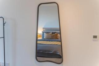 Luxuary 2BR Apt Sleeps 9, Wembley and Park Views - 5