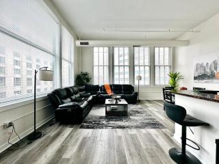 Luxurious Downtown Penthouse with Amazing Views - 7