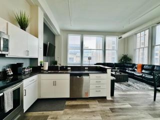 Luxurious Downtown Penthouse with Amazing Views - 3