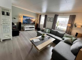 Northern Lights Apt Midtgaard, Kvaløya Tromsø Modern 2BR, Free Parking - 0