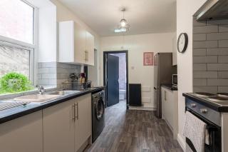 Spacious 6-Bed Stay Central Warrington Sleeps 12 - 3