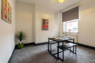 Spacious 6-Bed Stay Central Warrington Sleeps 12 - 5