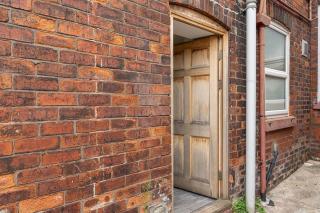 Spacious 6-Bed Stay Central Warrington Sleeps 12 - 7