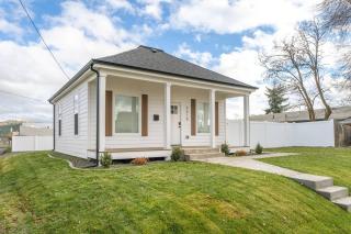 Updated Family Friendly Hillyard Gem NEW HOT TUB! - 0