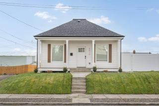 Updated Family Friendly Hillyard Gem NEW HOT TUB! - 4