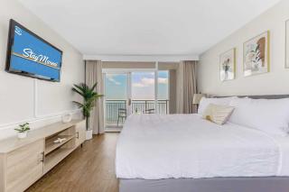 Blue Seas by StayMareni - Oceanfront King Suite - 9