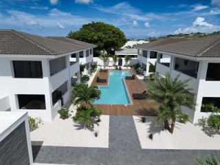 Palm Suite - Newly constructed poolside apartment just minutes from the beach - 8